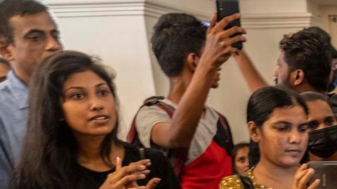 Manifestantes convierten en biblioteca el palacio tomado por el pueblo en Sri Lanka