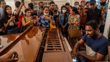 Manifestantes convierten en biblioteca el palacio tomado por el pueblo en Sri Lanka