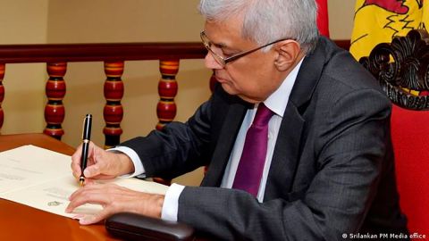 Sri Lanka: presidente en funciones declara estado de emergencia