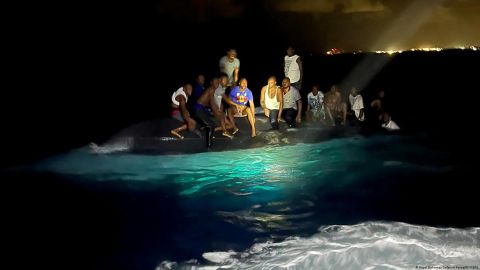 Al menos 17 migrantes mueren en un naufragio frente a Bahamas