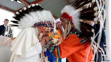 Indígenas de Canadá piden reparaciones tras disculpa del papa