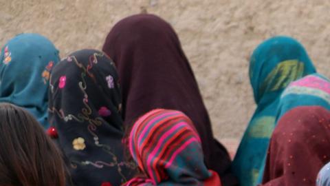 AI denuncia "represión" de talibanes a mujeres y niñas afganas