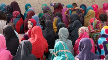 AI denuncia "represión" de talibanes a mujeres y niñas afganas
