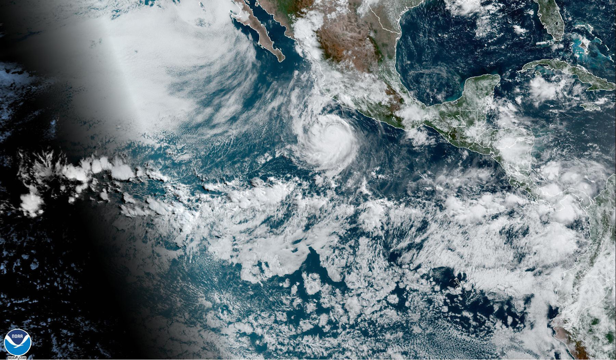 Huracán Bonnie avanza por el Pacífico mexicano sin tocar tierra.