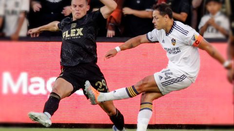 Javier 'Chicharito' Hernández (i) disputando con LA Galaxy el clásico de 'El Tráfico' contra el LAFC.