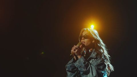 Danna Paola ensayando en 'Premios Juventud' 2022