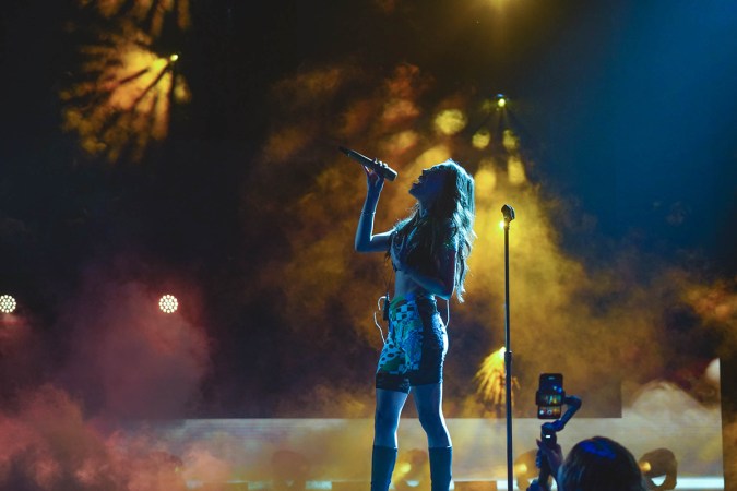Danna Paola ensayando en 'Premios Juventud' 2022
