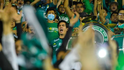 Un aficionado de Club León protagonizó una pelea dentro de una unidad de transporte público.