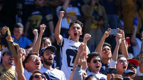 Varios aficionados de Pumas fueron retirados del Estadio Hidalgo.