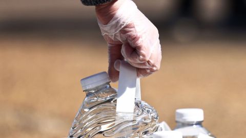 Ante escasez de agua en Monterrey, captan a hombre robándole el agua a su vecino