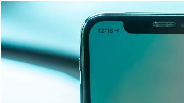 Vista de pantalla táctil de vehículo y teléfono inteligente con Apple CarPlay
