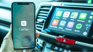 Vista de pantalla táctil de vehículo y teléfono inteligente con Apple CarPlay