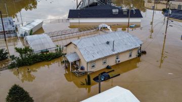 Aumentan a 15 los muertos por inundaciones en Kentucky, mientras la lluvia provoca deslizamientos de tierra