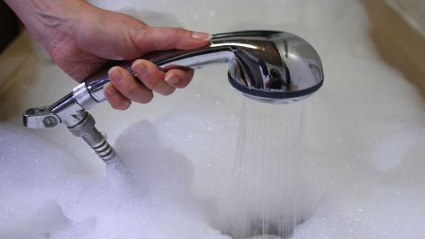 Bebé muere ahogada en la bañera mientras su padre revisaba sus redes sociales