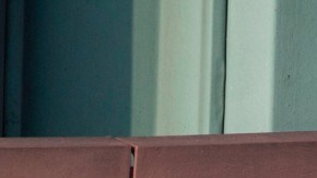 Camioneta embiste a motocicleta