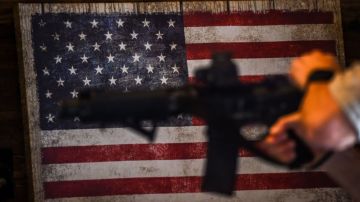 Candidato republicano promueve en su campaña usar rifles para defenderse de los demócratas