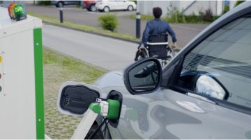 El cargador está pensado para personas discapacitadas que necesiten reabastecer la energía de sus vehículos