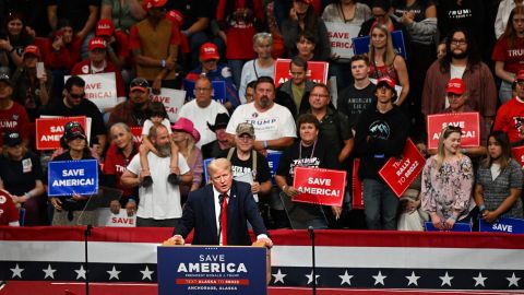 Casi la mitad de los votantes republicanos en las primarias del partido buscan a alguien diferente a Trump para presidente en 2024 según encuesta