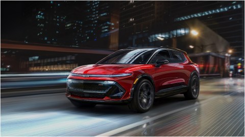 La camioneta fue revelada en enero del 2022, pero hasta ahora no se conocía una vista totalmente lateral de la Chevrolet Equinox EV 2024
