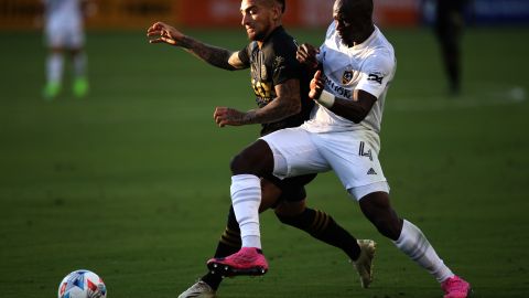 Chicho Arango disputa un balón contra Sega Coulibaly en el derby de El Tráfico.