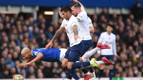Cuti Romero en uno de sus econtronazos contra Richarlison.