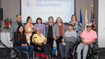 La doctora Laura Trejo, directora del Departamento de Envejecimiento y Discapacidades, es acompañada por un grupo de personas con capacidades diferentes. (Cortesía DA)