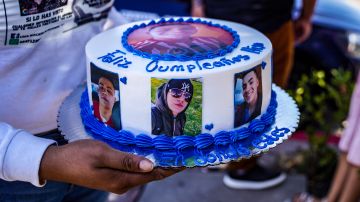La madre de Erick preparó un pastel para celebrar el cumpleaños de su hijo. El joven desapareció hace tres años en Tijuana.