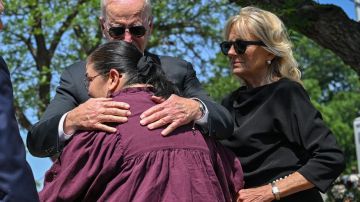 El presidente Joe Biden abraza a Mandy Gutiérrez, directora de la escuela primaria Robb, en Uvalde, el 29 de mayo de 2022.