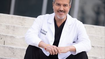 Doctor René Sotelo, urólogo, oncólogo y profesor de USC en Los Ángeles.