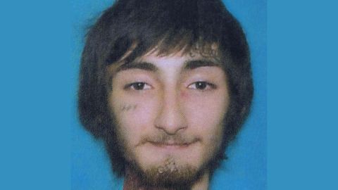 Robert "Bobby" Crimo III, también conocido como "Awake the Rapper", fue detenido por la policía e identificado como "persona de interés y peligroso".