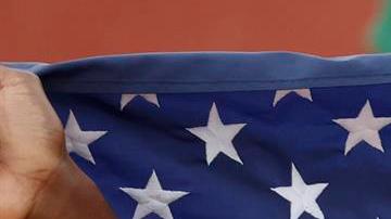 El estadounidense Fred Kerley celebra con la medalla de oro al ganar la final de 100m masculino hoy, en los Campeonatos del Mundo de atletismo en el estadio Hayward Field en Eugene.