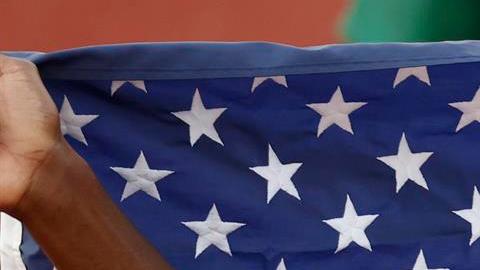 El estadounidense Fred Kerley celebra con la medalla de oro al ganar la final de 100m masculino hoy, en los Campeonatos del Mundo de atletismo en el estadio Hayward Field en Eugene.