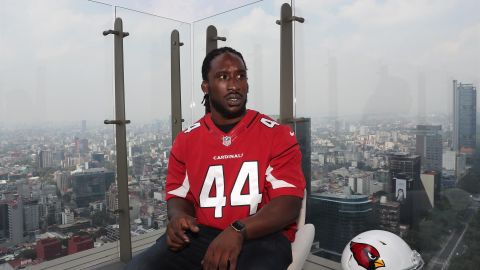 El jugador de los Cardenales de Arizona, Markus Golden, posa durante una entrevista con Efe, en Ciudad de México.