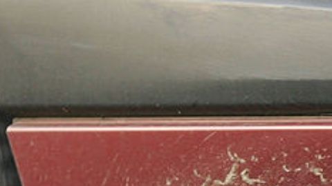 El momento en que explota el auto donde huyeron dos hombres que mataron a un joven