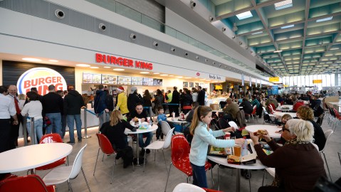 Empleado de Burger King que no faltó un día al trabajo durante 27 años recibe $300 mil dólares en donaciones, luego de que la empresa le dio baratijas