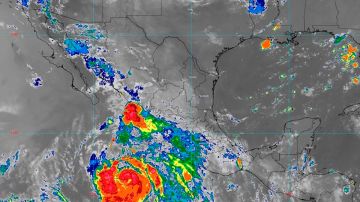 Huracán “Estelle” intensifica su paso por el pacífico mexicano y amenaza con intensas lluvias