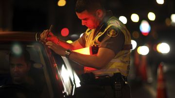 Funcionario de Florida captado en video presumiendo Yo dirijo el condado a policías después de ser detenido 2 veces por exceso de velocidad