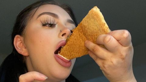 Gana más de 10 mil dólares al mes en OnlyFans por comer frente a la cámara