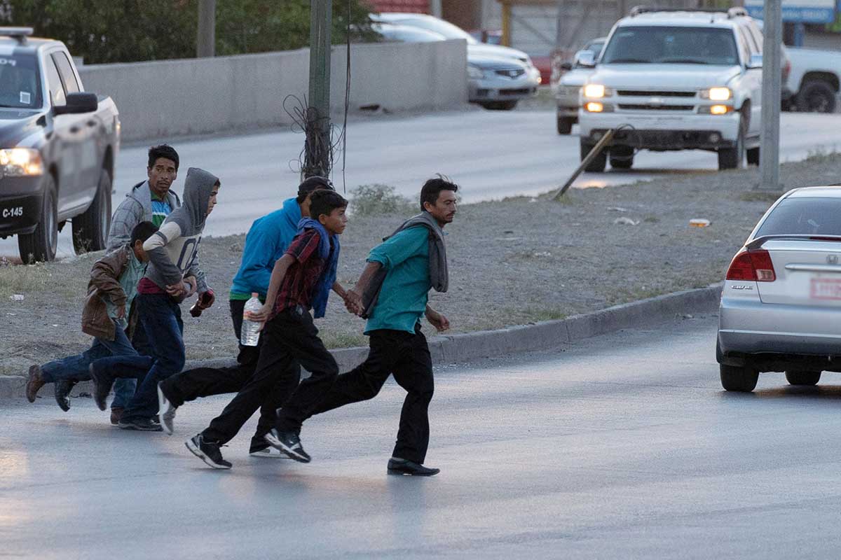 Rescatan a 73 migrantes escondidos en casas operadas por traficantes de