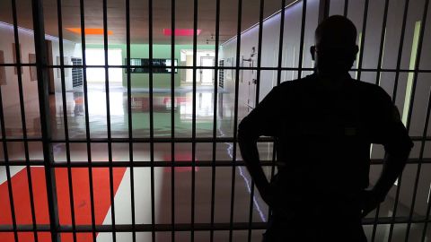 En la redada, los agentes incautaron las drogas.