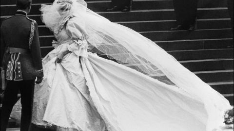 Lady Diana, Princesa de Gales y Carlos, Príncipe de Gales son vistos durante su boda en la Catedral de St Paul en Londres el 29 de julio de 1981.