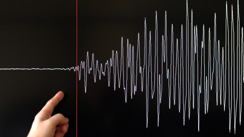 Imagen ilustrativa de un sismógrafo registrando un fuerte terremoto.