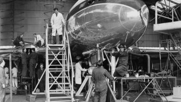 Los ingenieros supervisan la inspección de un avión de pasajeros de British Overseas Airways Corporation de Havilland DH-106 Comet 1 en su percha en el aeropuerto de Heathrow, el 18 de enero de 1954.