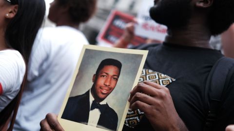 La gente participa en una protesta para conmemorar el quinto aniversario de la muerte de Eric Garner durante un enfrentamiento con un oficial de policía en el distrito de Staten Island el 17 de julio de 2019 en la ciudad de Nueva York.