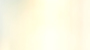 Brad Pitt impone moda usando una falda y presumiendo piernón en la alfombra roja de "Bullet Train"