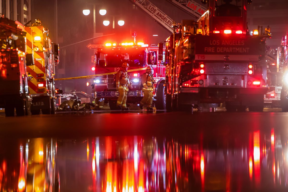Cerca de 80 bomberos lucharon para controlar el incendio en Woodland Hills.