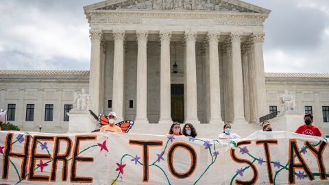 Los beneficios otorgados por DACA siguen estando en discusión diez años después.