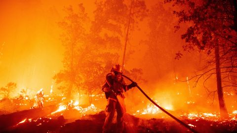 El incendio creció rápidamente y obligó a evacuaciones en el condado de Mariposa, en California.