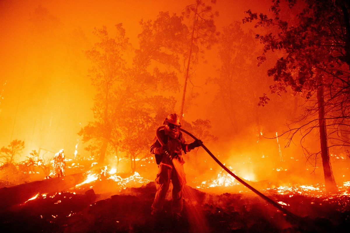 El incendio creció rápidamente y obligó a evacuaciones en el condado de Mariposa, en California.