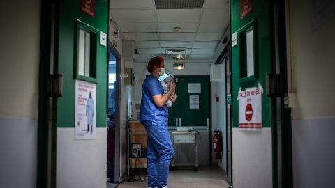 A father wearing a protective mask holds his newborn son against his chest during the Covid-19 pandemic, novel coronavirus at the maternity of the Diaconesses hospital in Paris, on November 17, 2020. (Photo by Martin BUREAU / AFP) (Photo by MARTIN BUREAU/AFP via Getty Images)